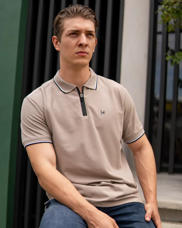 Polo Clásica con Cierre para Hombre Ref. 1006 – Camel